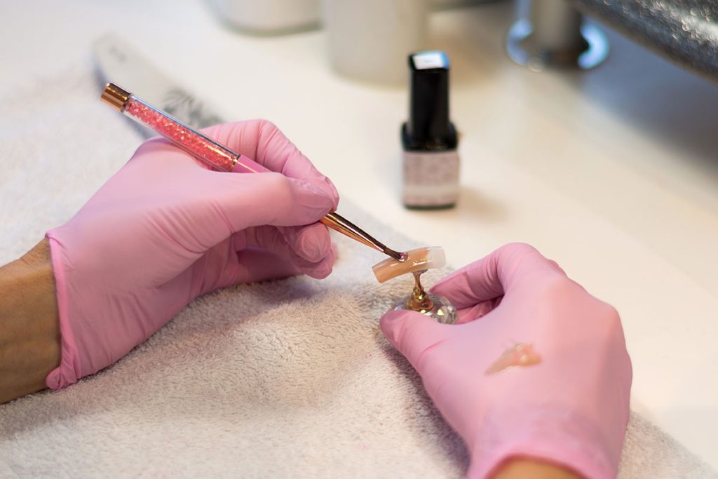 Stap voor stap gelnagels zetten: Een opleiding nagelstyliste leert je alle technieken en vaardigheden.