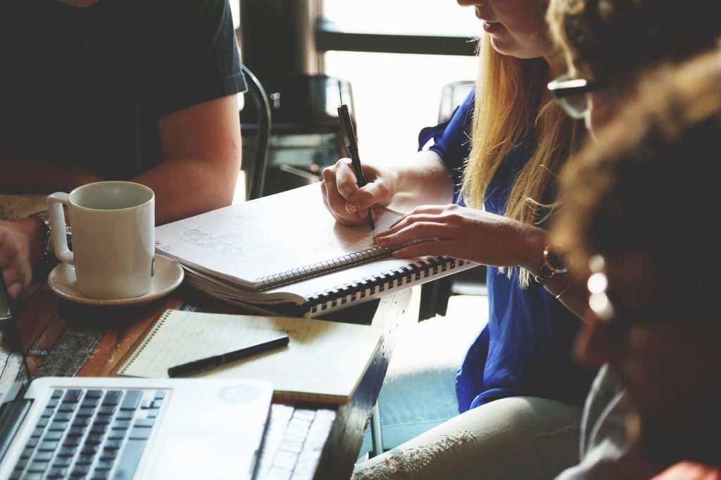 Overzicht van hulpmiddelen voor efficiënte bedrijfsvoering inclusief projectmanagement, CRM en financiële software