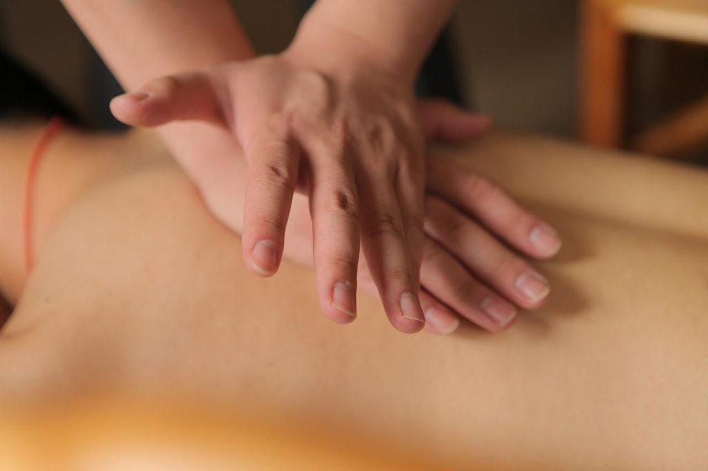 Ontspannen persoon in privé-sauna met overnachting genieting van massage- en warmtetherapie voordelen