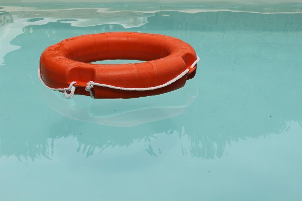 Houten zwembad met groene zones en natuurvriendelijke waterbehandeling voor biodiversiteit in de tuin