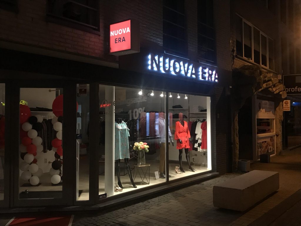 Robuuste buitenreclame in Antwerpen met werfdoeken en informatieve panelen voor bouwprojecten