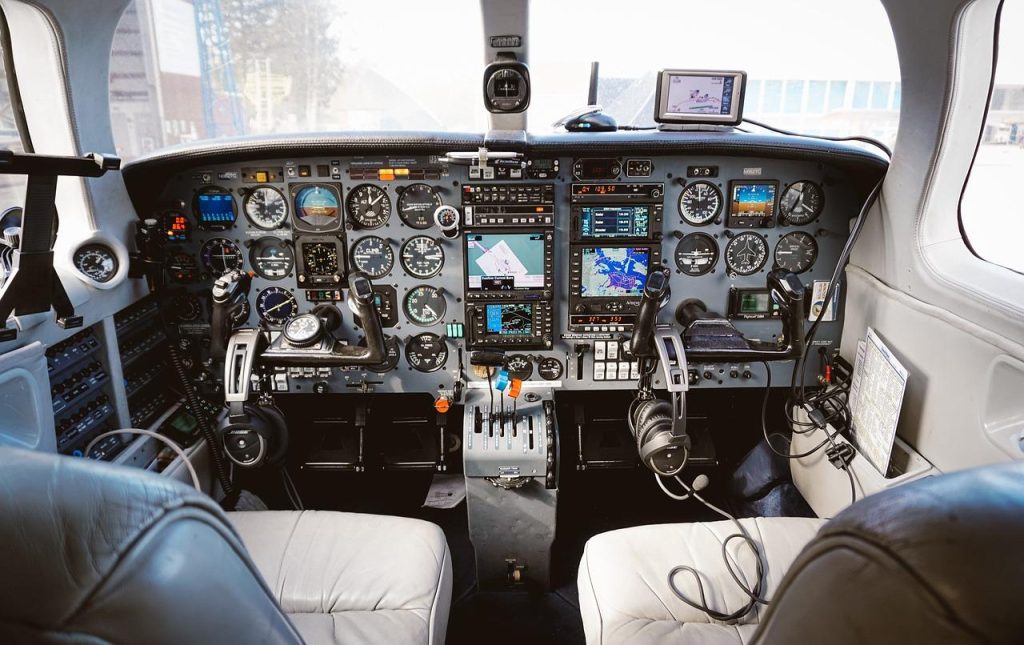 Vergelijking all-in vlucht en businessclass vliegen met privéterminal en luxe interieur
