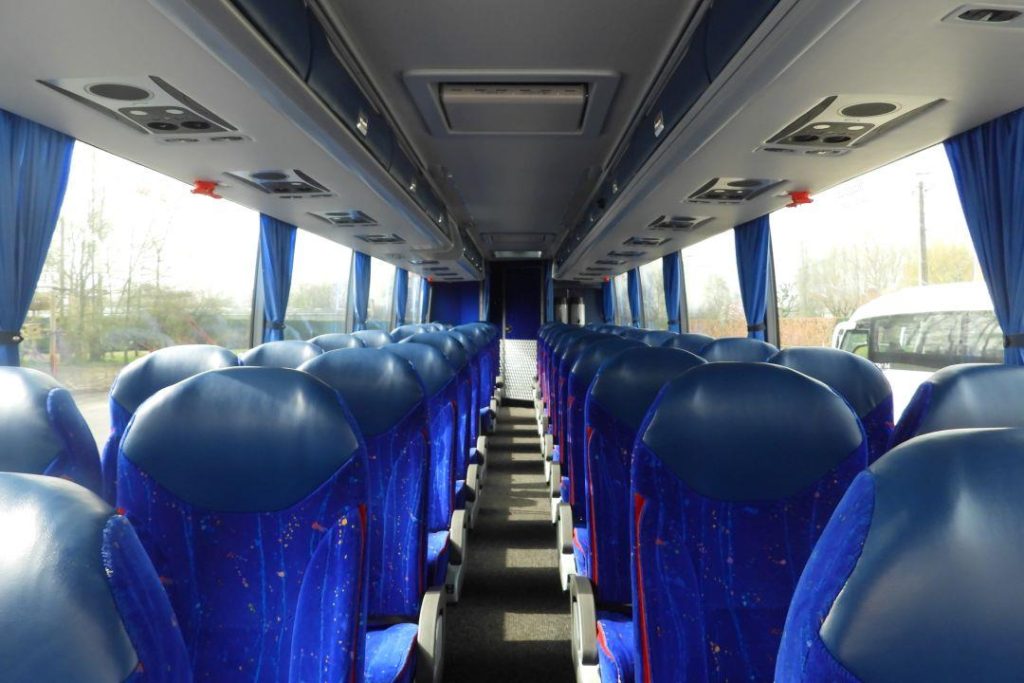 Moderne autocar voor luchthavenvervoer van en naar Zaventem met comfortabele inrichting en ruimte voor bagage