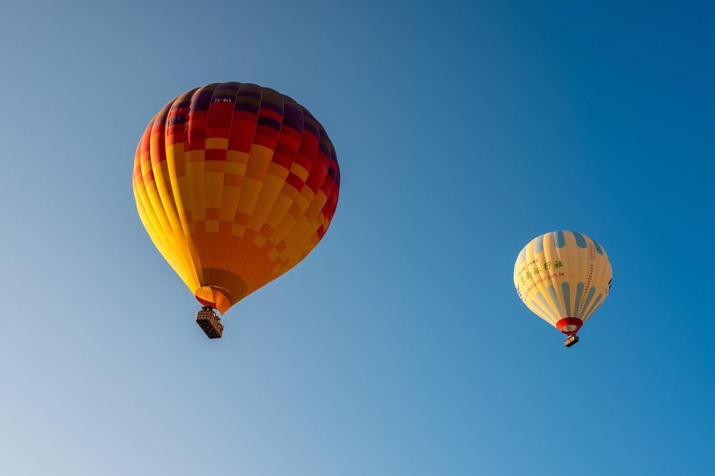 Luchtballon opstijgend boven Sint-Niklaas met uitzicht op de Grote Markt en stad