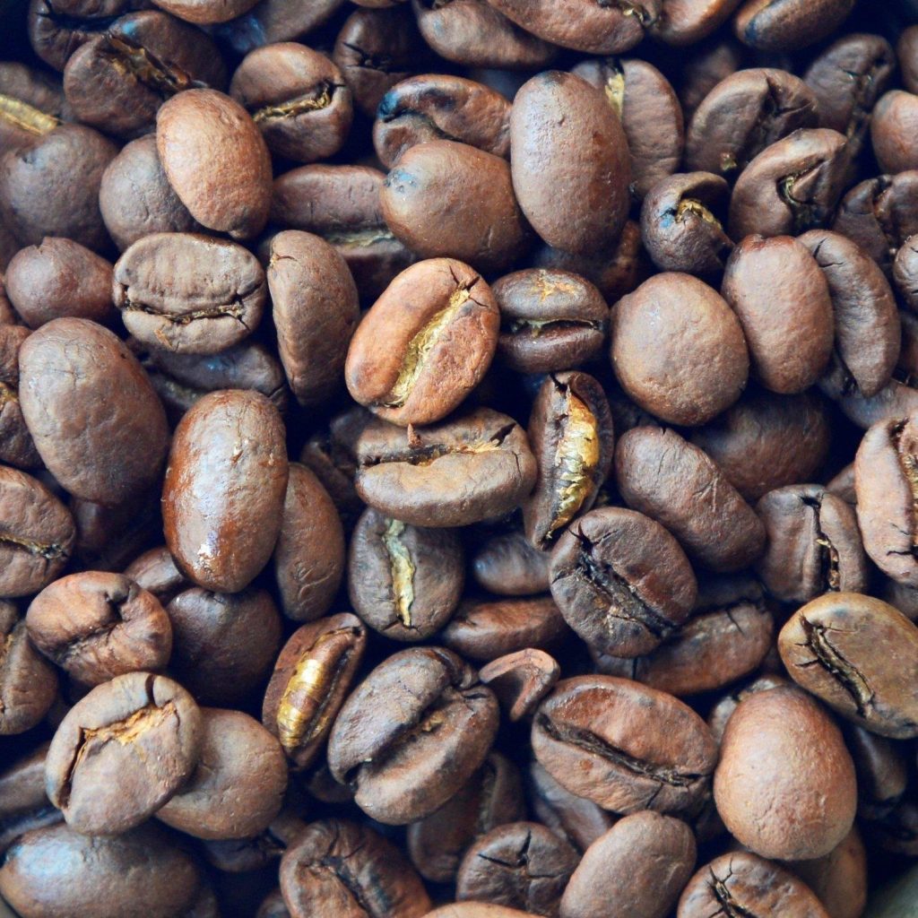 Moderne trends in koffie en thee: matcha poeder, oolong theebladeren en kruidentheeën in glazen kopjes
